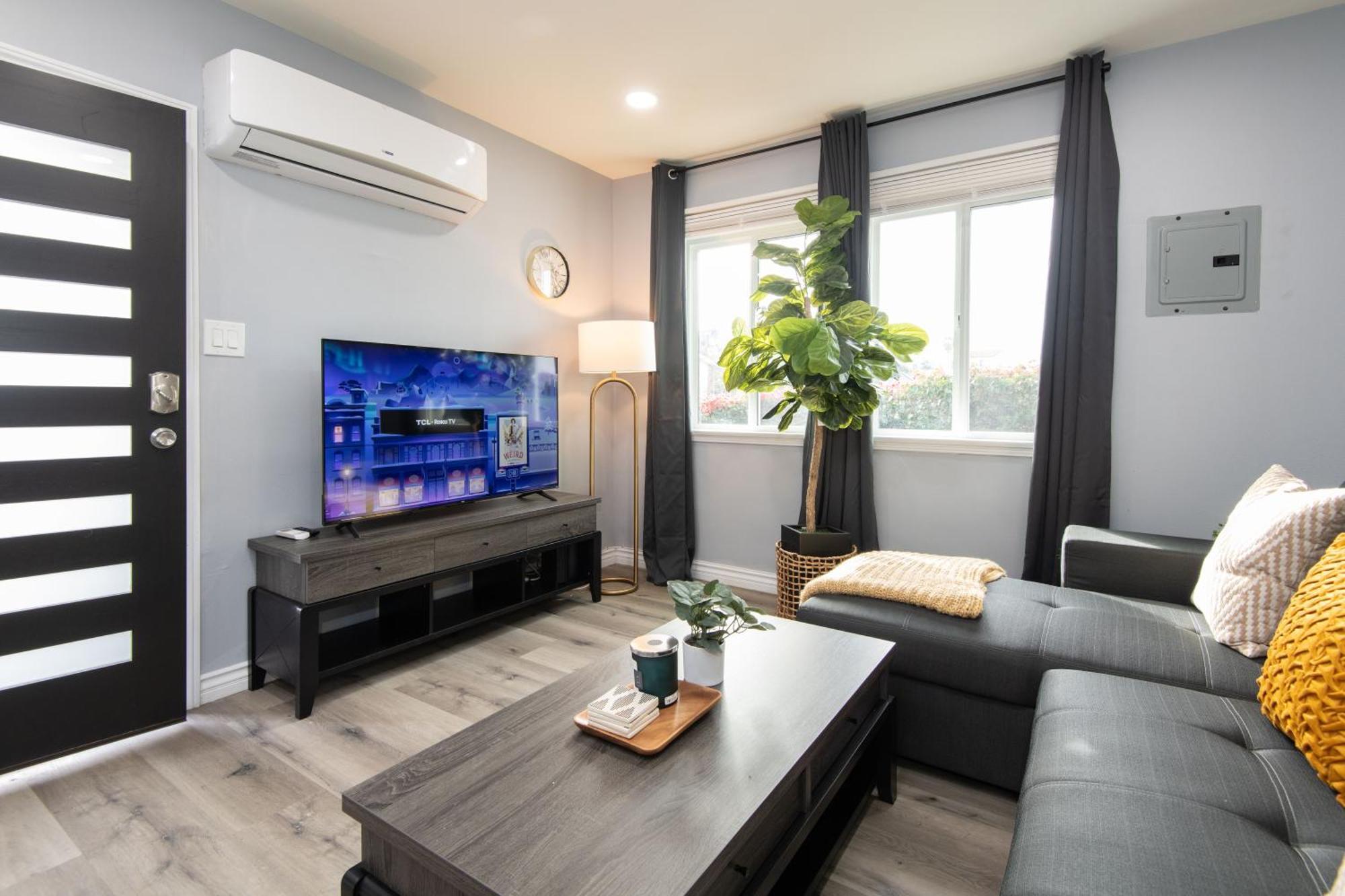 3bedroom 2bath Unit Complementary Parking Onsite * Los Angeles